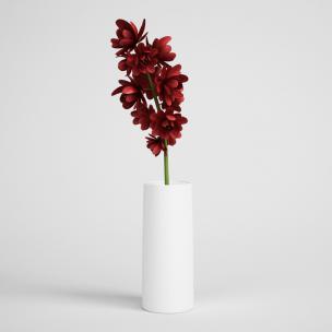 红色花卉、白色圆柱形花瓶花艺