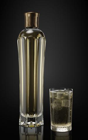酒瓶、加冰块的酒杯