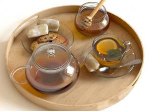 木质茶盘、玻璃茶具和甜品组合