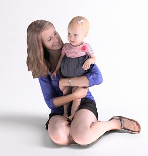 人物之抱着孩子坐地的女人