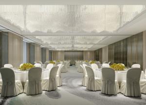 墙面镶嵌金属条的现代酒店宴会厅