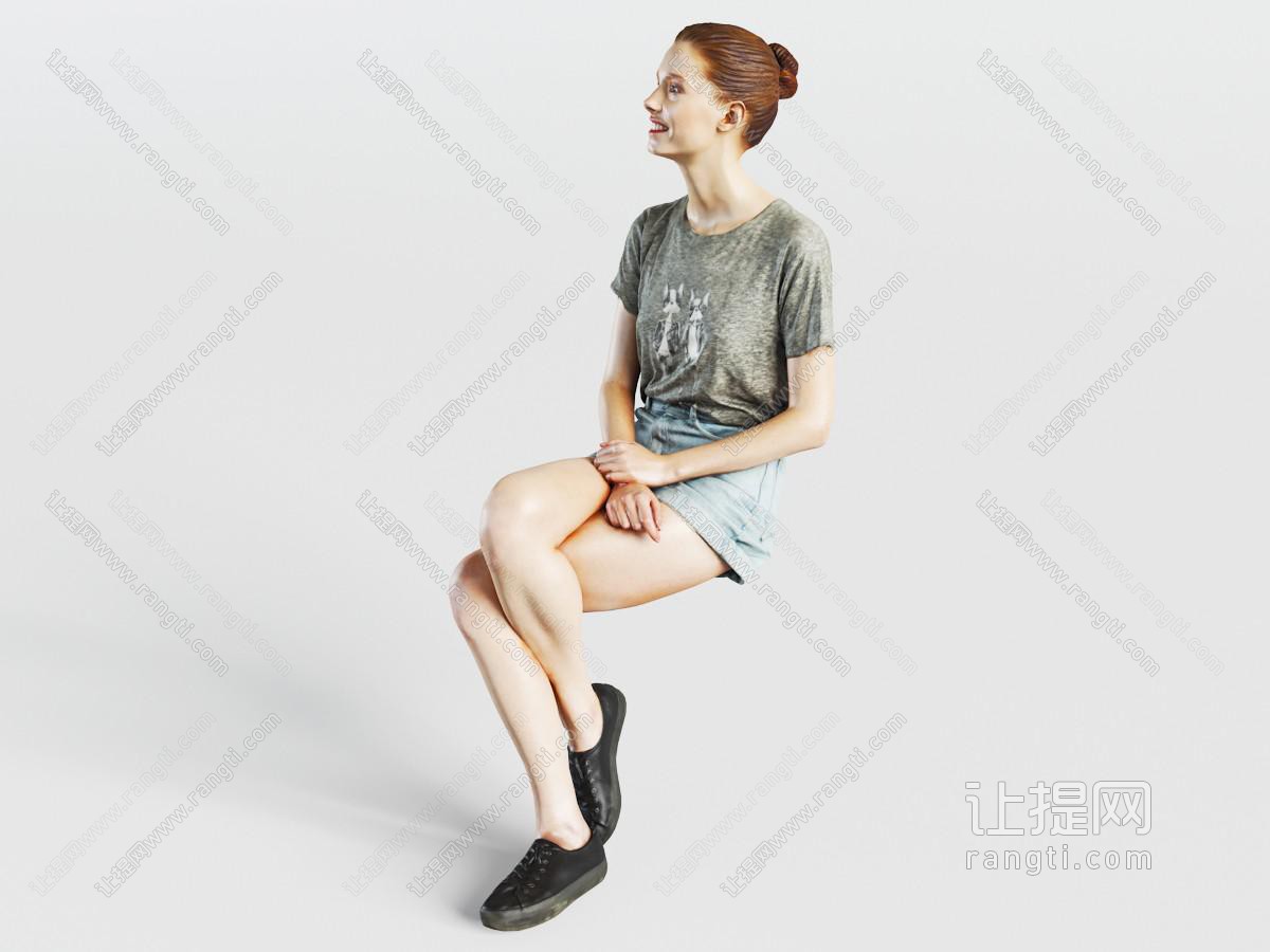 坐着微笑观看的女人